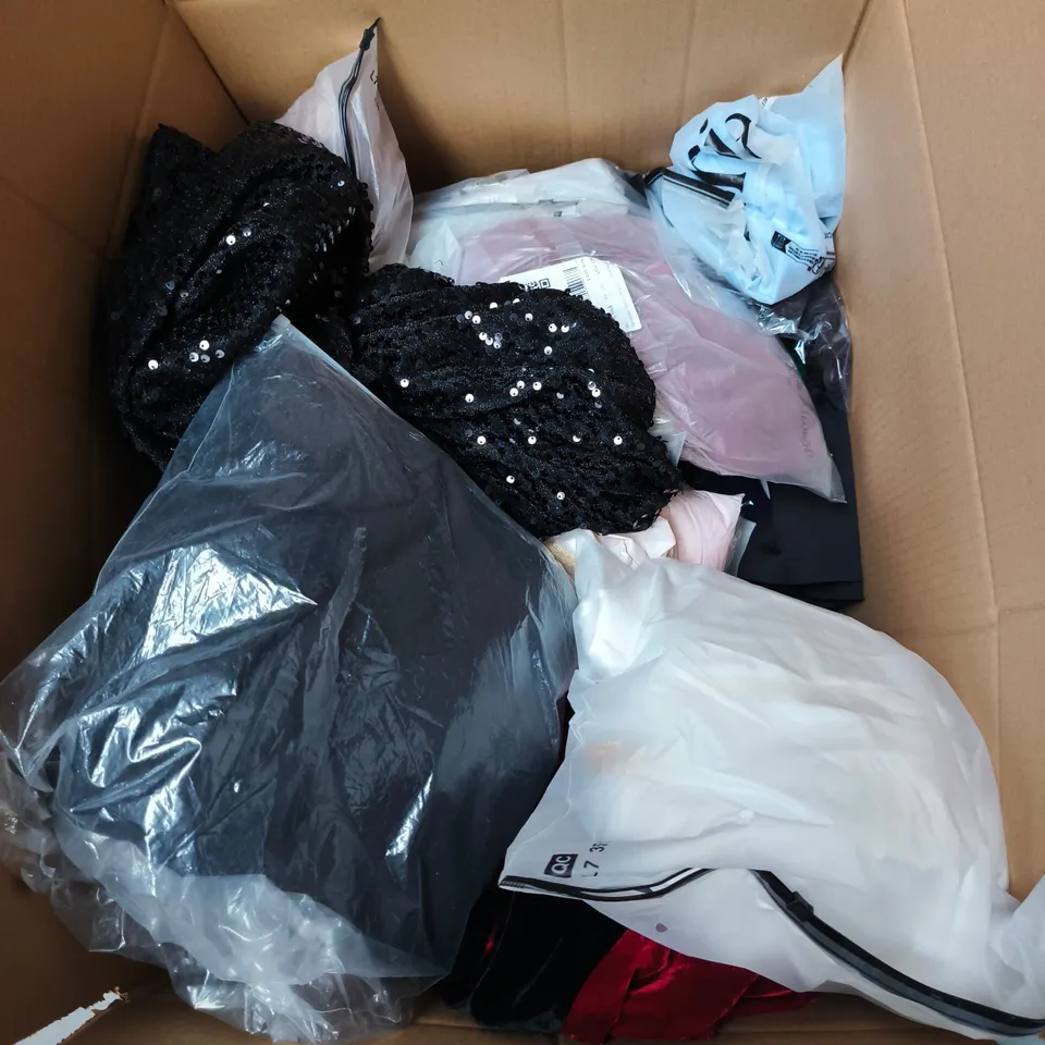 BOX OF APPROXIMATELY 28 ASSORTED CLOTHING ITEMS TO INCLUDE CHECK JACKET, JEANS, SOCKS ETC