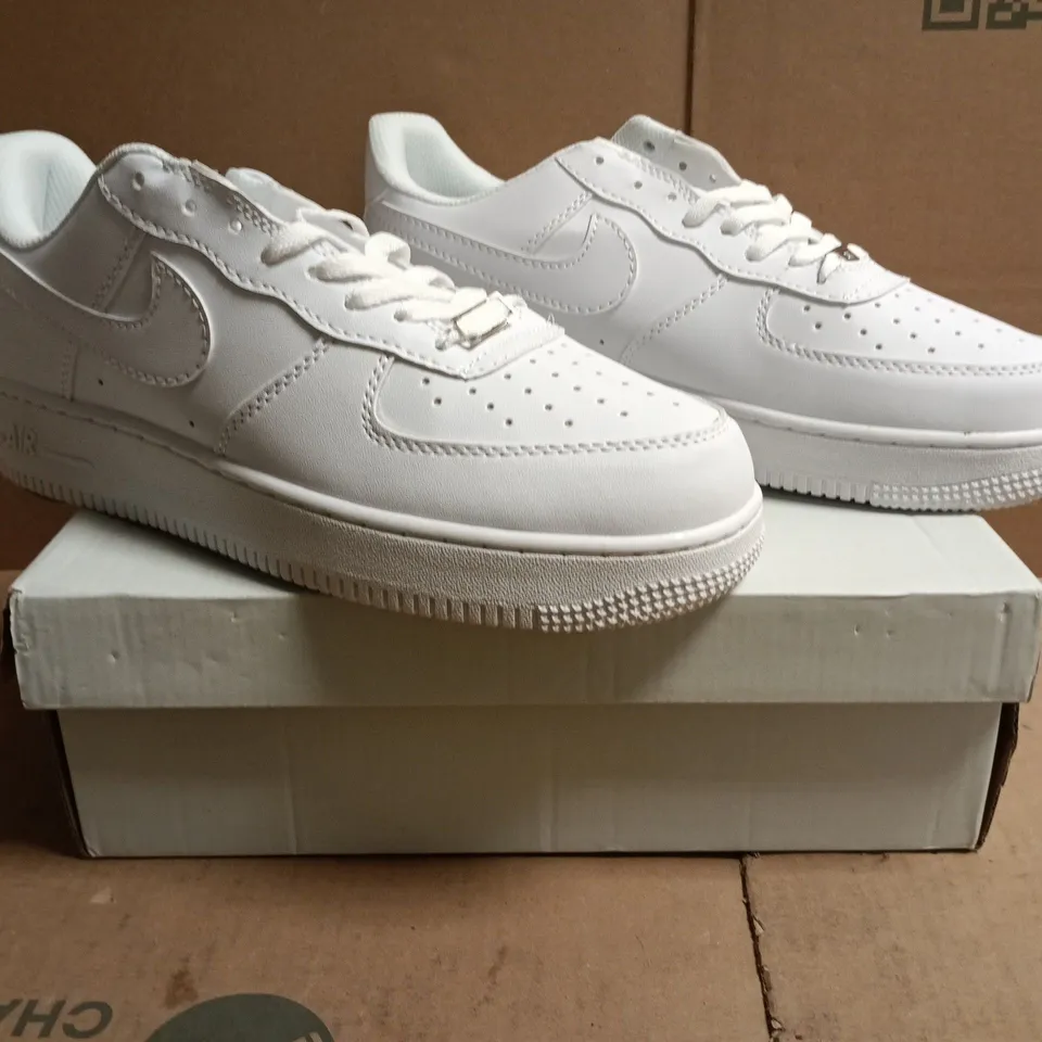 BOXED PAIR OF NIKE AIR FORCE 1 '07 TRAINERS IN WHITE SIZE UK 10