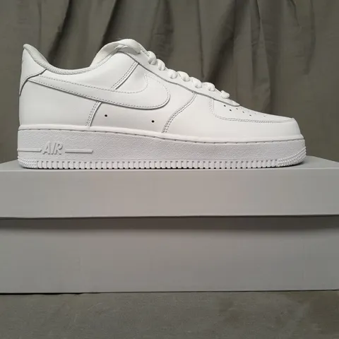 BOXED PAIR OF NIKE AIR FORCE 1 '07 SHOES IN WHITE UK SIZE 8.5