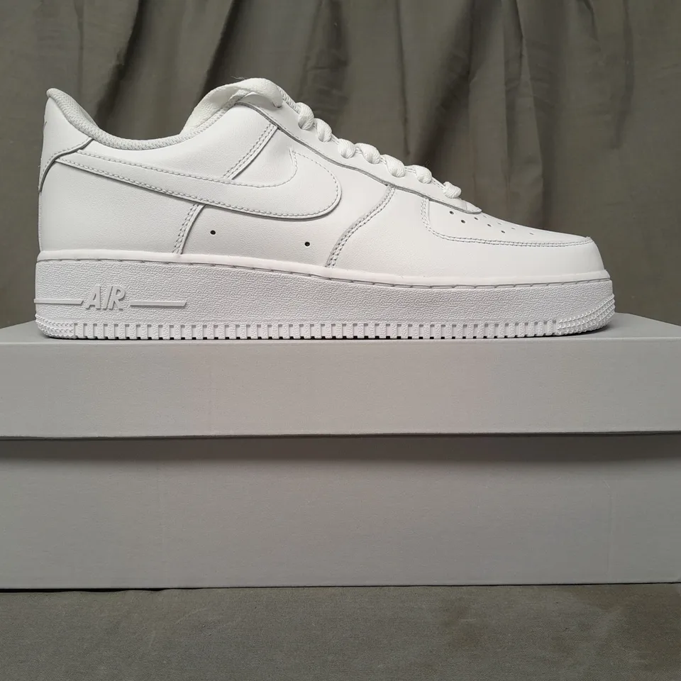 BOXED PAIR OF NIKE AIR FORCE 1 '07 SHOES IN WHITE UK SIZE 8.5