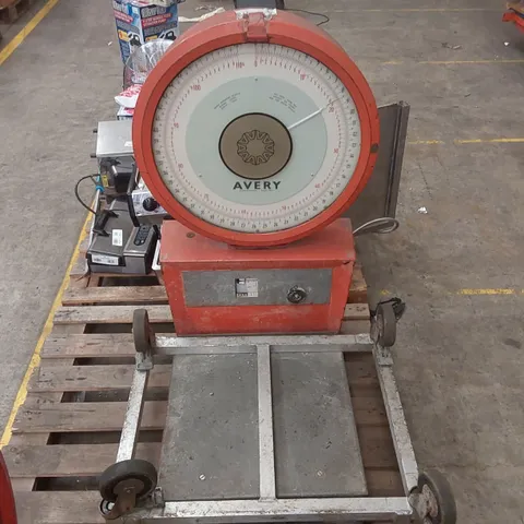 AVERY COMMERCIAL LARGE AVERAGE WEIGHING SCALE
