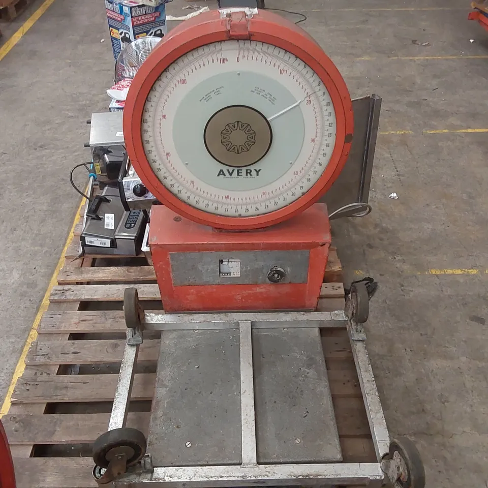 AVERY COMMERCIAL LARGE AVERAGE WEIGHING SCALE