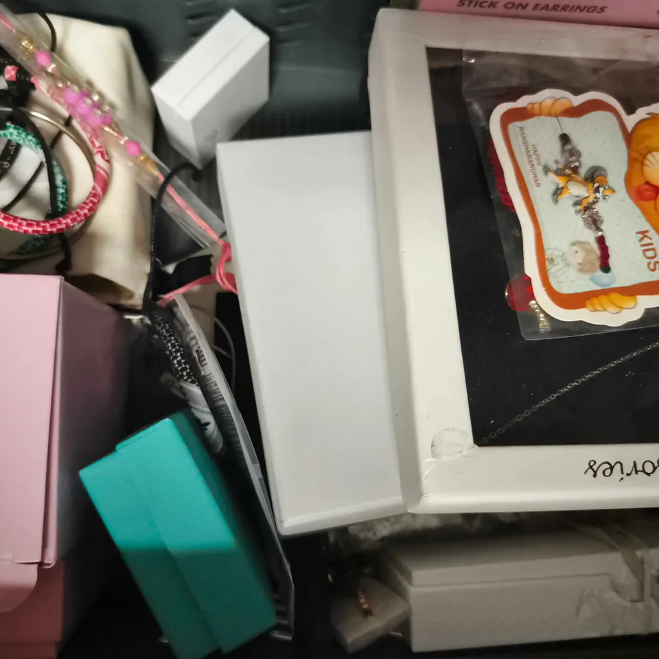 APPROXIMATELY 10 ASSORTED JEWELLERY ITEMS TO INCLUDE WATCHES, BRACELETS, ETC