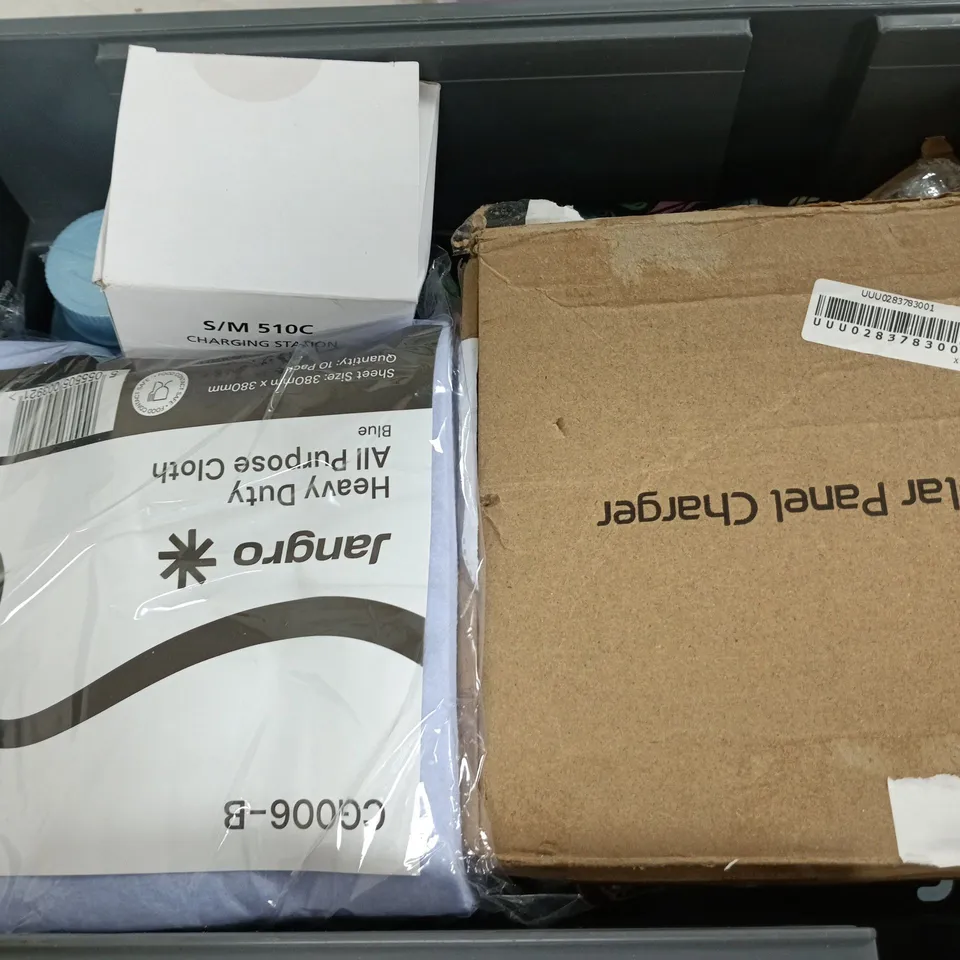 APPROXIMATELY 12 ASSORTED HOUSEHOLD ITEMS TO INCLUDE SOLAR PANEL CHARGER, 4-IN-1 CAR VACUUM, AQUADUCT INSTANT-FLOW, ETC