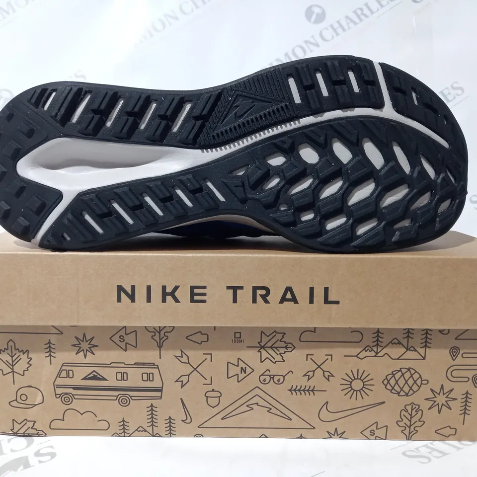 BOXED PAIR OF NIKE JUNIPER TRAIL 2 NN SHOES IN BLUE/RED UK SIZE 8