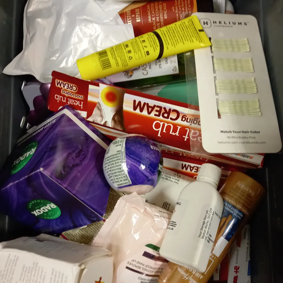 BOX OF APPROXIMATELY 20 ASSORTED HEALTH & BEAUTY PRODUCTS TO INCLUDE BIGEN MENS BEARD COLOUR, BONDI SANDS VITAMIN C SERUM, MASTER PLAST HEAT RUB ETC