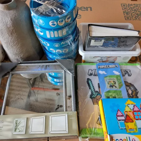LOT OF APPROXIMATELY 15 ASSORTED HOUSEHOLD ITEMS TO INCLUDE BEADED MIRRORS, MINECRAFT STORAGE CUBE AND COOKWARE PLATES