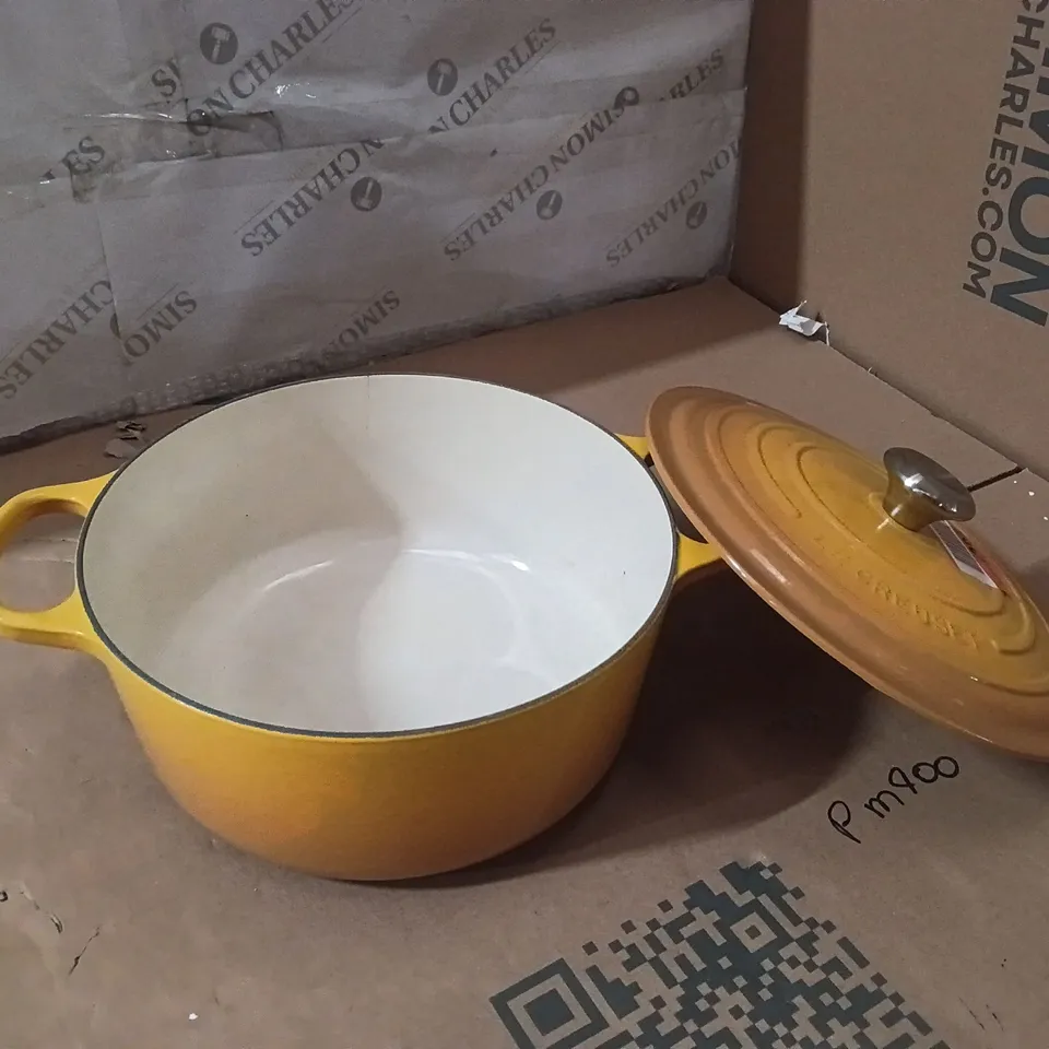 LE CREUSET SIGNATURE ROUND CASSEROLE DISH - YELLOW 