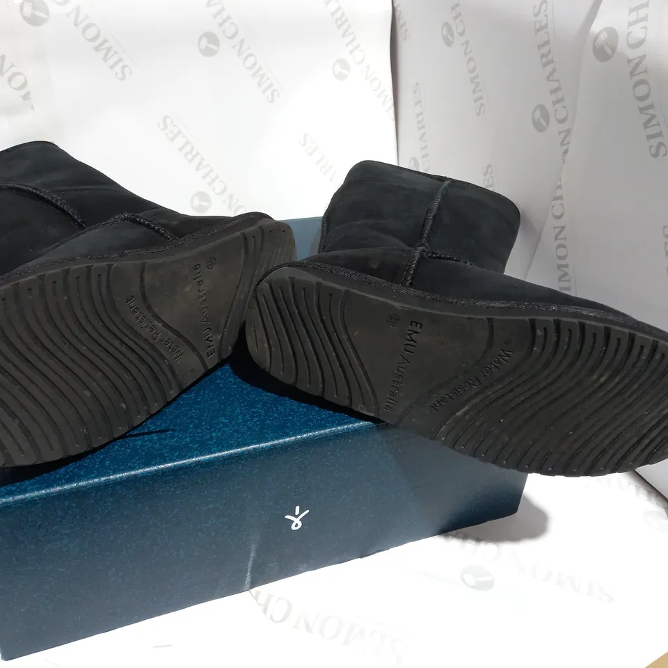 BOXED PAIR OF EMU BLACK WATER RESISTANT BOOTS  - SIZE 6