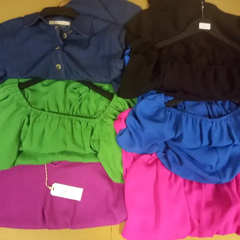 BOX OF APPROX 6 ASSORTED ITEMS OF MAISON DE NIMES CLOTHING IN VARIOUS SIZES AND STYLES