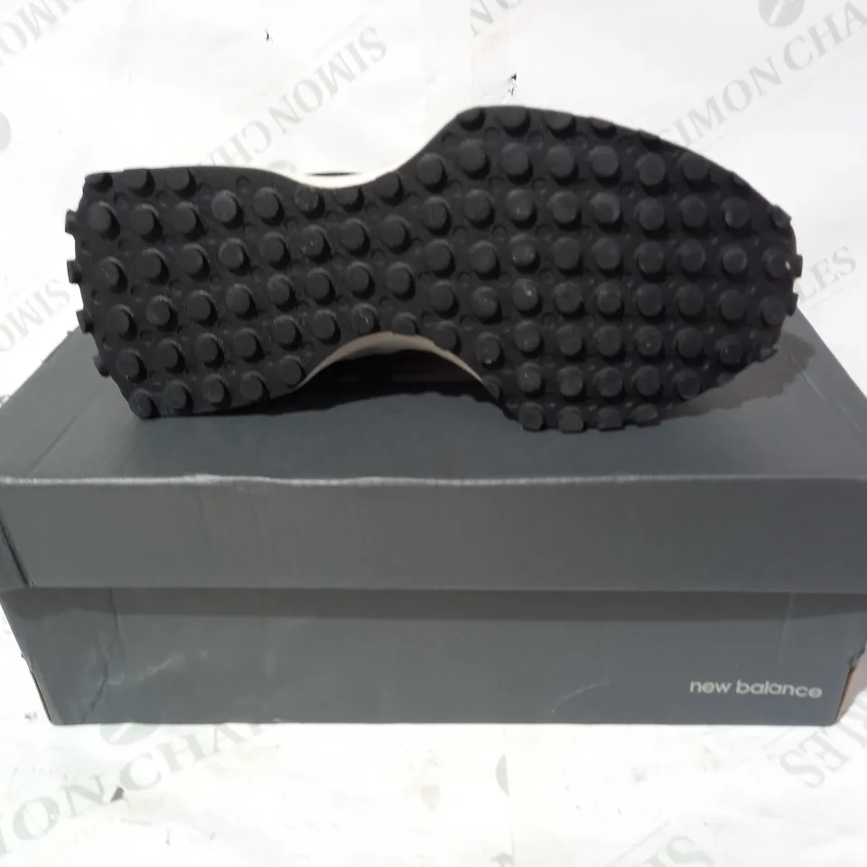 BOXED PAIR OF NEW BALANCE TRAINERS IN WHITE/CREAM/BLACK EU SIZE 38