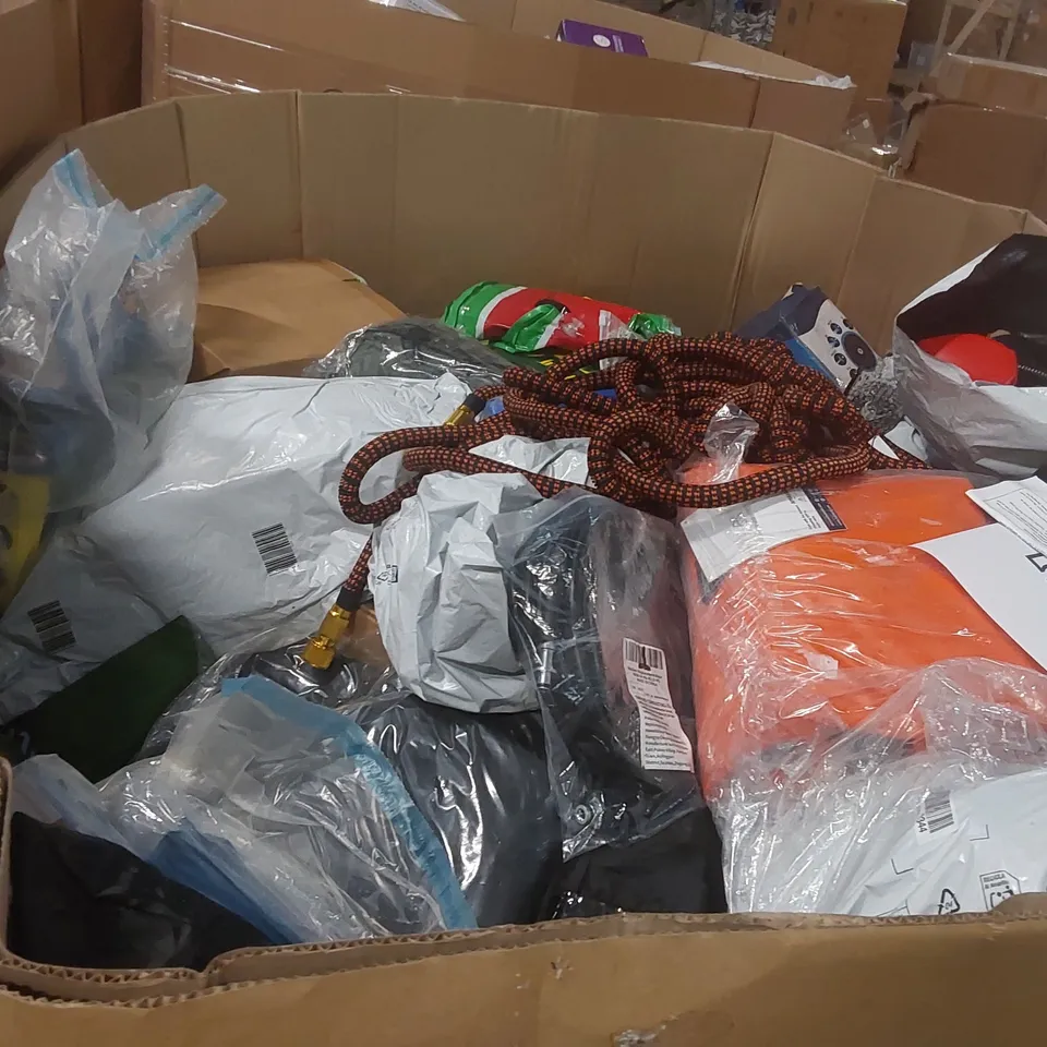 PALLET CONTAINING A LARGE QUANTITY OF ASSORTED HOSE PIPES, POOL INFLATABLES ECT