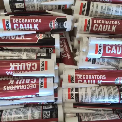 BOX CONTAINING LARGE AMOUNT OF DECORATORS CAULK 