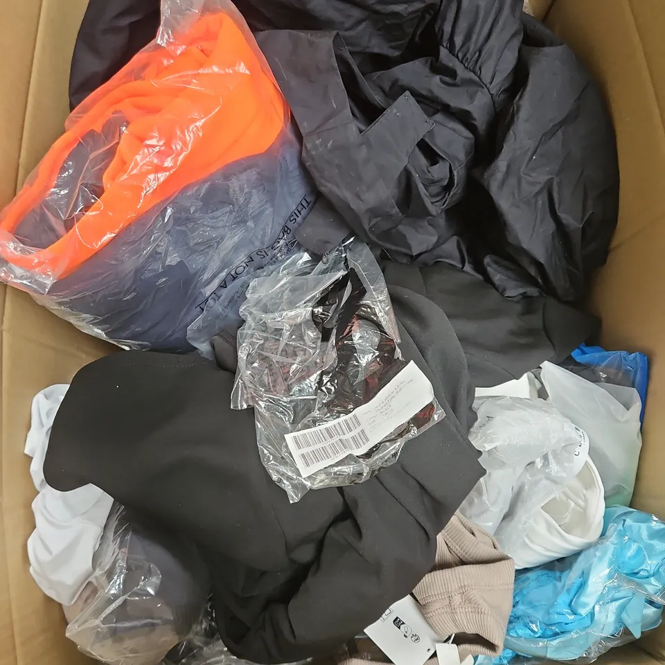 BOX OF APPROXIMATELY 20 ASSORTED CLOTHING ITEMS TO INCLUDE DRESS, TOPS, TROUSERS, ETC