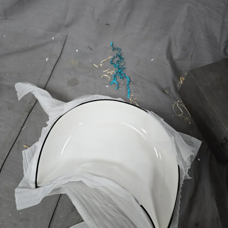 TOTE OF APPROXIMATELY 6 ASSORTED GLASS/CERAMIC ITEMS TO INCLUDE MUG AND BOWLS