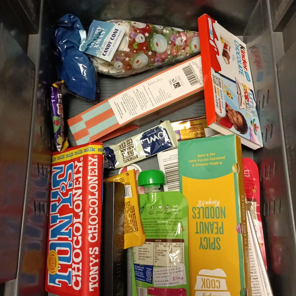 APPROXIMATELY 15 ASSORTED FOOD AND DRINK ITEMS TO INCLUDE - ELLA'S KITCHEN VEGGIE BIRYANI, GATORADE FIERCE THIRST QUENCHER AND TONY'S CHOCOLONELY CHOCOLATE BAR