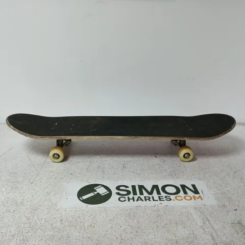 SKATEBOARD – DECK WITH GRAPHIC ARTWORK, YELLOW WHEELS