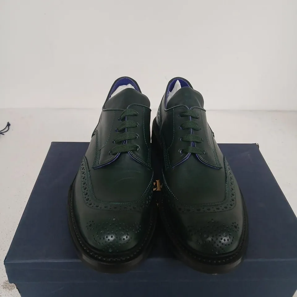 TRICKER'S BURBERRY GREEN LEATHER DERBY BROGUES – UK 9 (VINE)