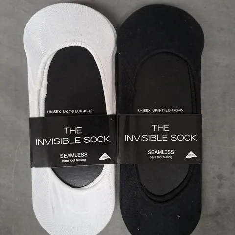 BOX OF APPROXIMATELY 20 PAIRS OF THE INVISIBLE SOCKS IN WHITE AND BLACK (SIZES VARY)