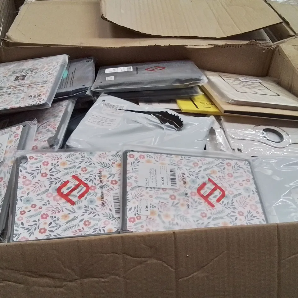 PALLET CONTAINING A LARGE QUANTITY OF TABLET CASES AND SCREEN PROTECTORS 
