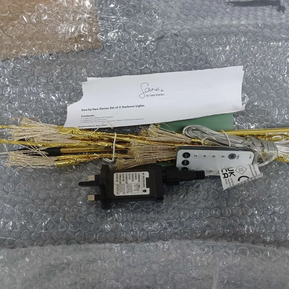 LOT OF APPROXIMATELY 11 HOUSEHOLD ITEMS TO INCLUDE A HEATED BLANKET AND DECORATIVE LIGHTS