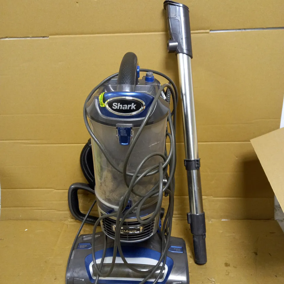 SHARK CORDLESS VACUUM WITH ANTI HAIR WRAP 