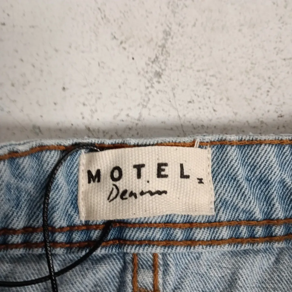 MOTEL DENIM DISTRESSED MINI SKIRT – BLUE BLEACH, SIZE M