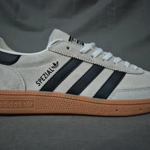 BOXED PAIR OF ADIDAS HANDBALL SPEZIAL SHOES IN GREY/BLACK UK SIZE 7.5