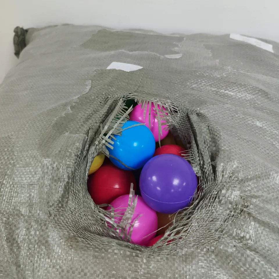 LARGE QUANTITY OF MULTICOLOURED BALL PIT BALLS