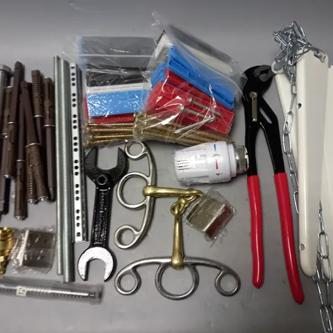 LOT OF ASSORTED FITTING AND FIXTURES - COLLECTION ONLY