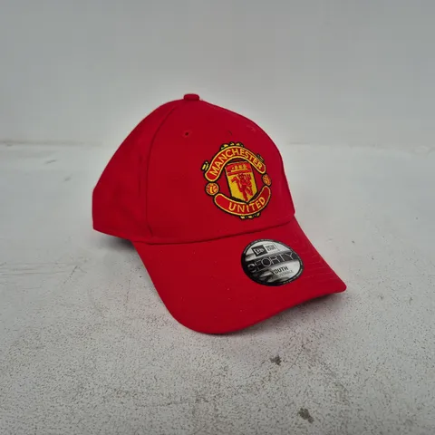 NEW ERA 9FORTY YOUTH ADJUSTABLE MANCHESTER UNITED CAP IN RED