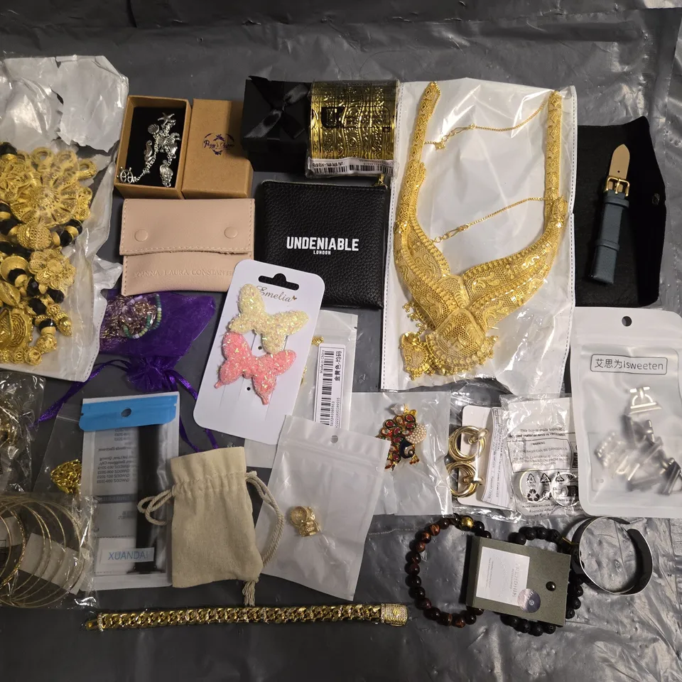 LOT OF ASSORTED JEWELLERY AND WATCH ITEMS TO INCLUDE NECKLACES, EARRINGS AND EARRINGS
