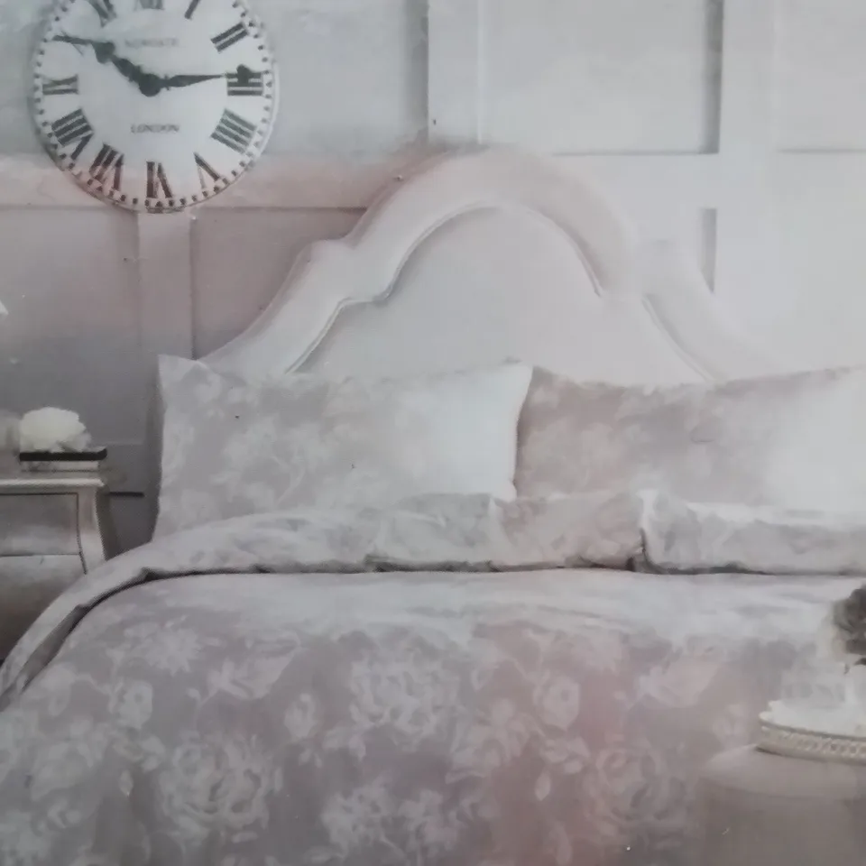BRAND NEW DREAMS & DRAPES KING DUVET COVER SET WITH FLORAL DESIGN -SILVER-