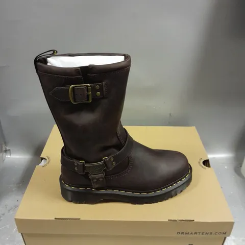 BOXED PAIR OF DR MARTENS ANISTONE HI BIKER BOOTS IN BROWN SIZE 7