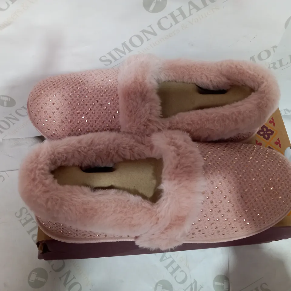 BOXED PAIR OF SKECHERS BLUSH SLIPPERS - SIZE 6