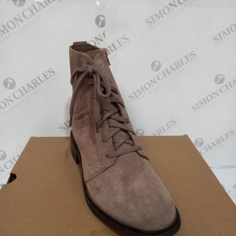 BOXED PAIR OF CLARKS BOOTS IN PEBBLE SUEDE - SIZE 7