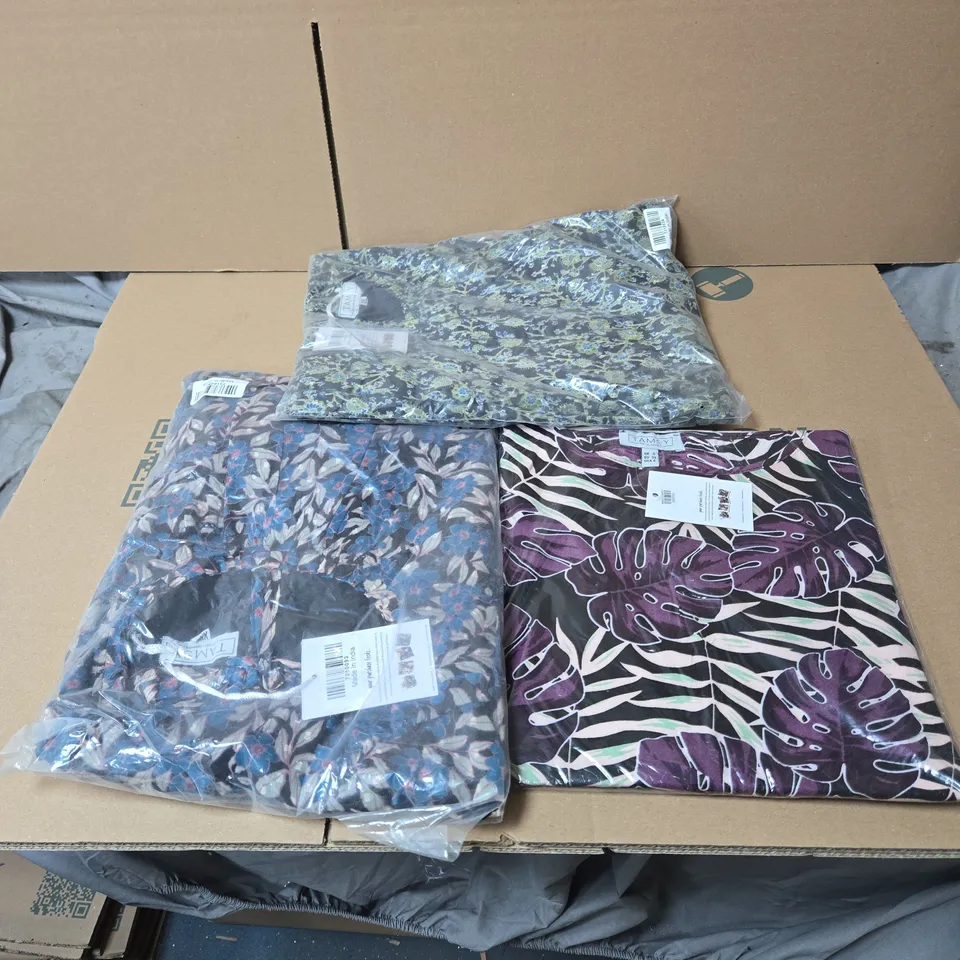 BOX OF APPROXIMATELY 25 X ASSORTED CLOTHING ITEMS