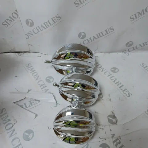 KELLY HOPPEN SET OF 3 TABLETOP DECORATIONS, WHITE