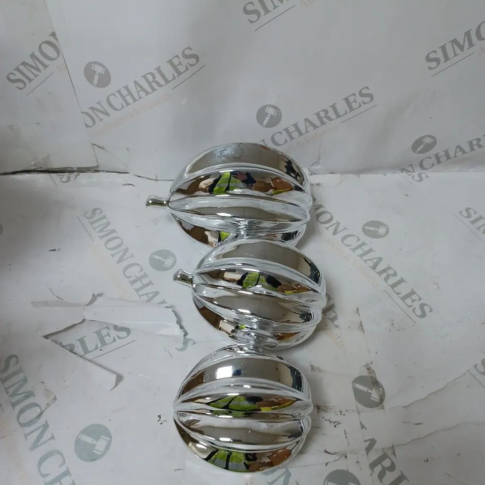 KELLY HOPPEN SET OF 3 TABLETOP DECORATIONS, WHITE