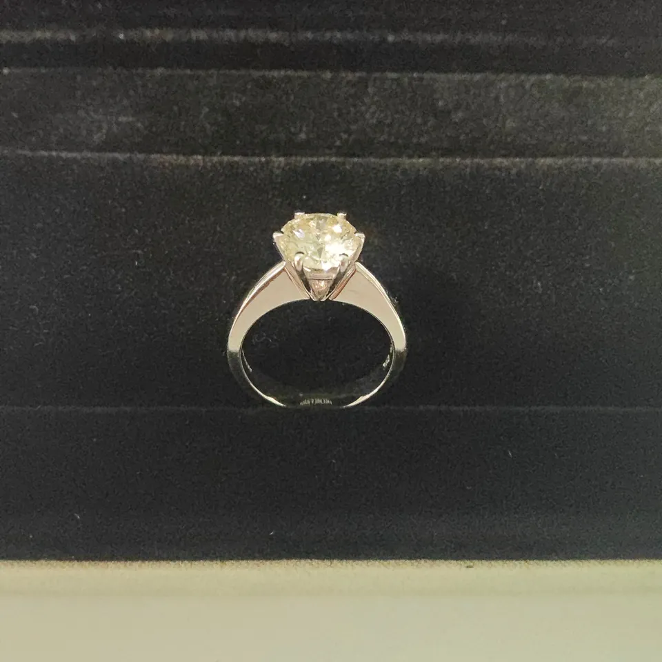 18CT WHITE GOLD SOLITAIRE RING SET WITH A NATURAL DIAMOND WEIGHING +-2.00CT