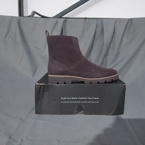 BOXED PAIR OF VIONIC CHARM ESTILLO BOOTS IN CHOCOLATE SIZE 8 