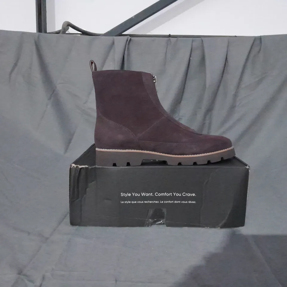 BOXED PAIR OF VIONIC CHARM ESTILLO BOOTS IN CHOCOLATE SIZE 8 