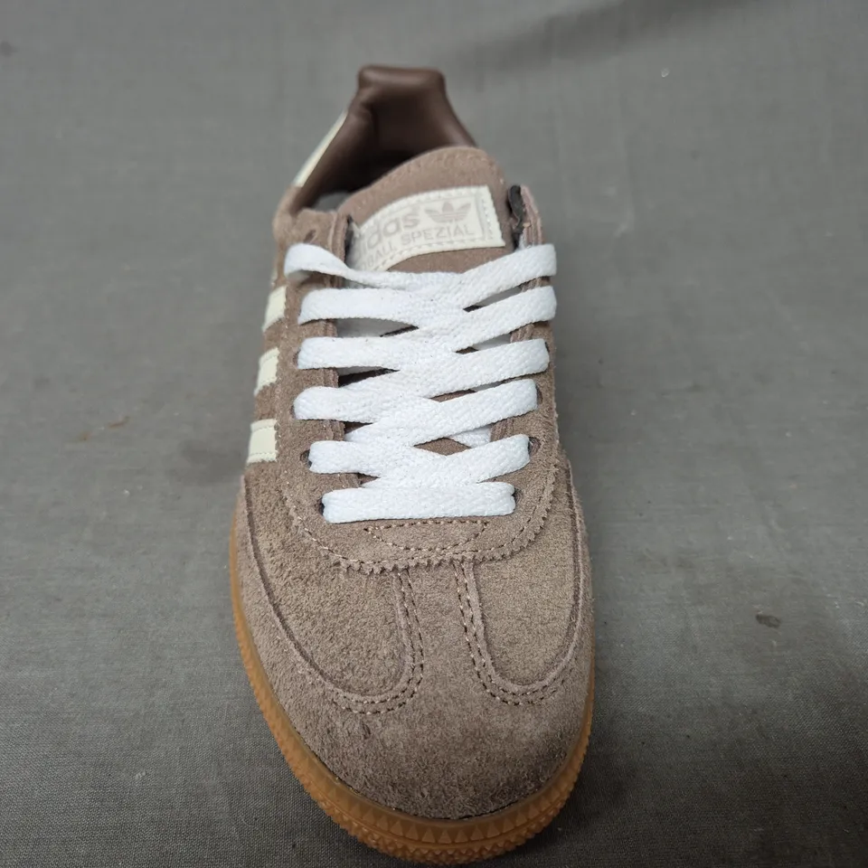 BOXED PAIR OF ADIDAS HANDBALL SPEZIAL SHOES IN TAUPE/WHITE UK SIZE 4