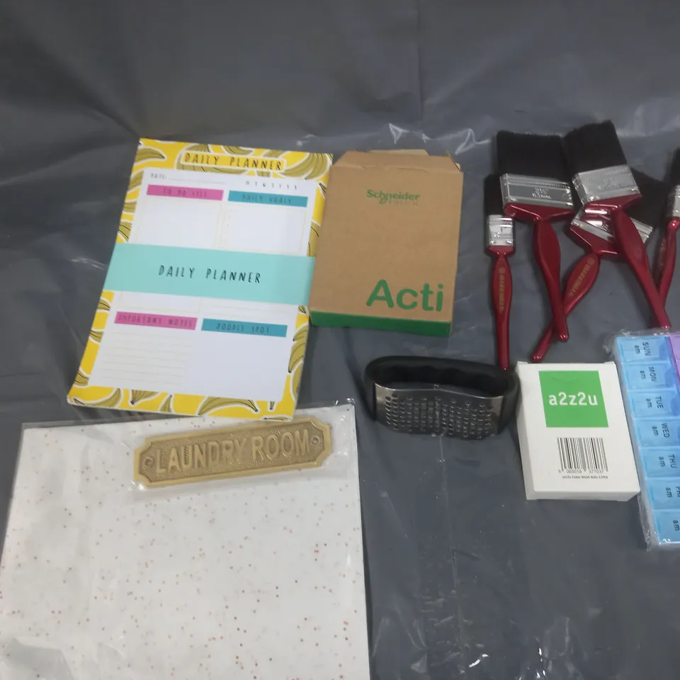 BOX OF APPROXIMATELY 8 ASSORTED ITEMS TO INCLUDE - DAILY PLANNER, PILL BOX, AND PAINT BRUSHES ETC. 