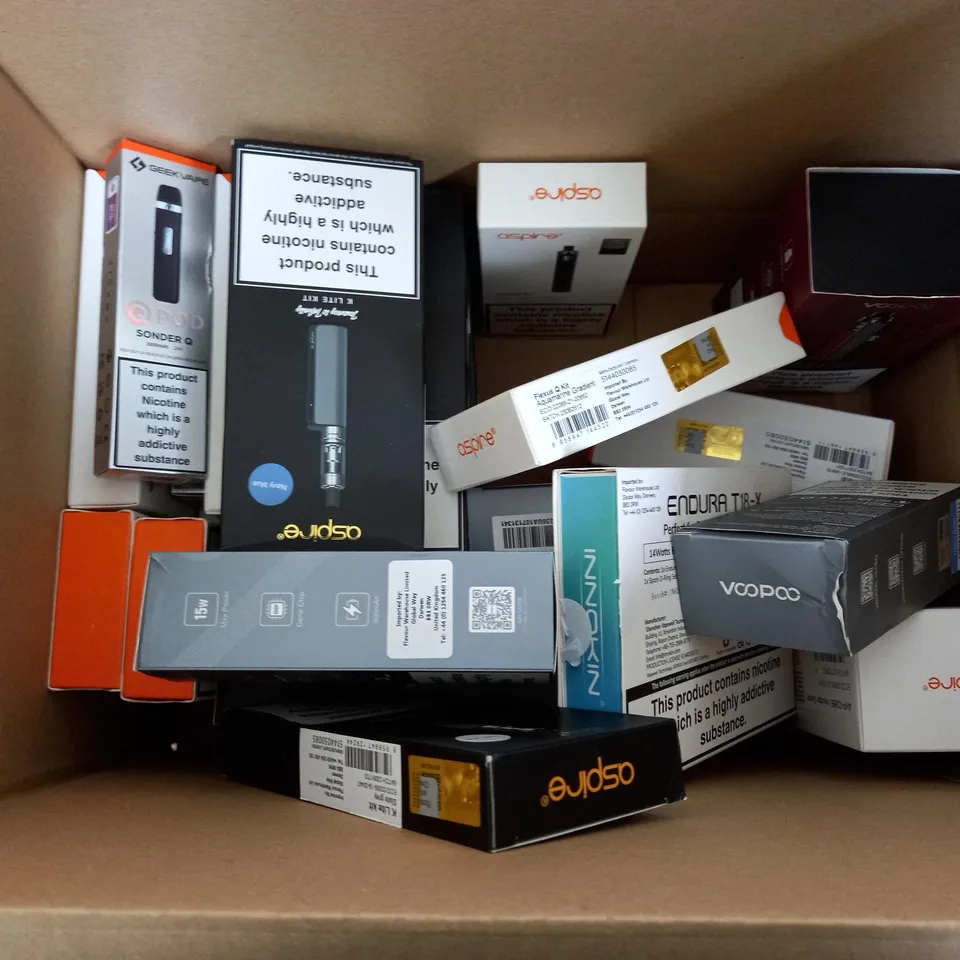 APPROXIMATELY 20 VAPES & E-CIGARETTES TO INCLUDE GEEKVAPE L200, ASPIRE FLEXUS, VOOPOO DRAGH40, ETC