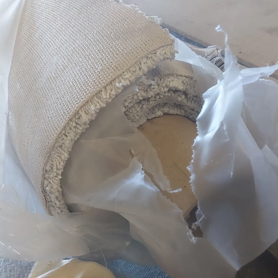 ROLL OF QUALITY ULTIMATE IMPRESSIONS SILKEN CARPET - APPROXIMATELY 2.1 x 4m