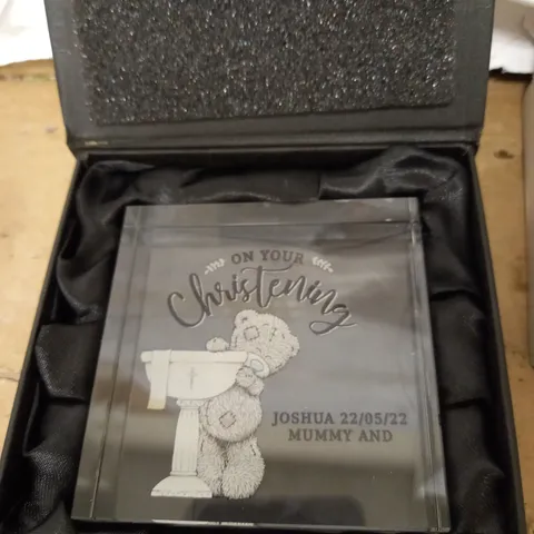 LOT OF ASSORTED DECOR ITEMS TO INCLUDE PERSONALISED TUMBLER AND PERSONALISED CHRISTENING TOKEN