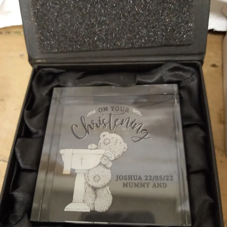 LOT OF ASSORTED DECOR ITEMS TO INCLUDE PERSONALISED TUMBLER AND PERSONALISED CHRISTENING TOKEN RRP £61.97