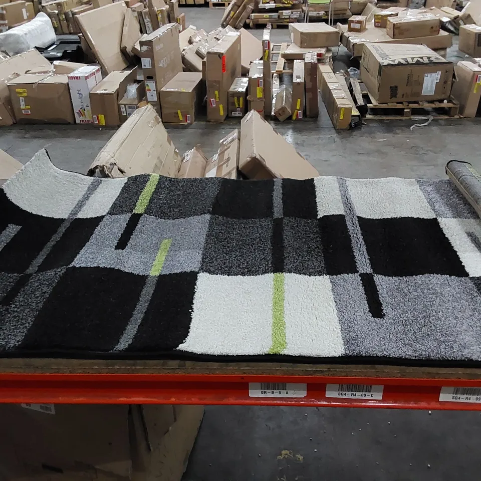 NUMUNE GEOMETRIC GREEN/BLACK RUG // SIZE: 80 X 150cm