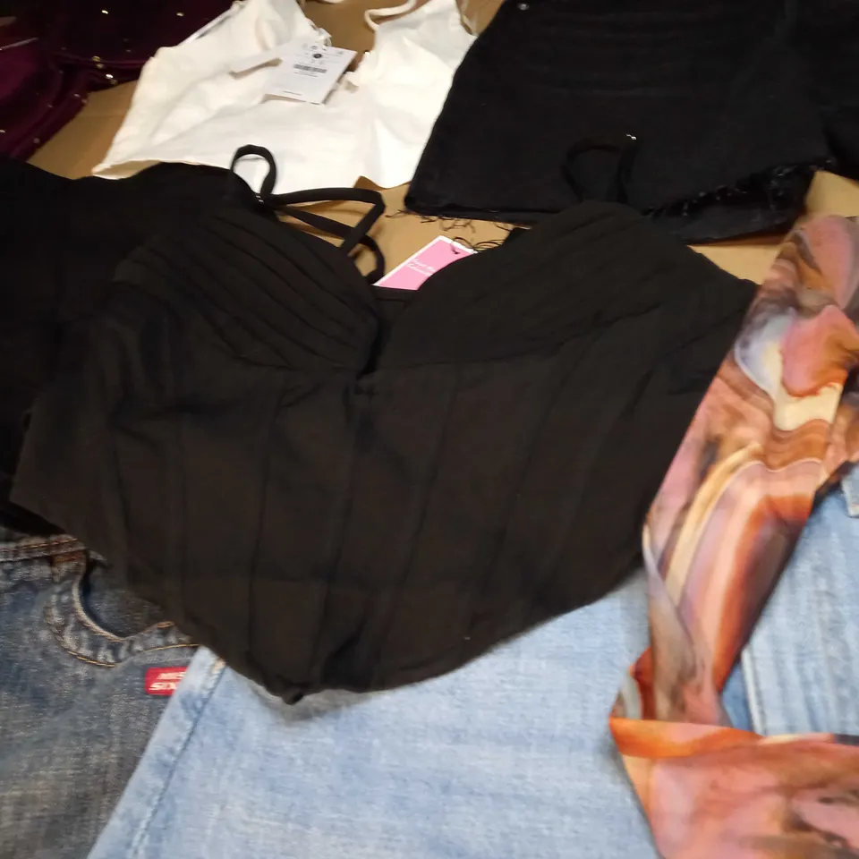 LOT OF APPROX 25 ASSORTED CLOTHING ITEMS VARYING IN SIZE/COLOUR/STYLE TO INCLUDE: TROUSERS, TOPS, DRESSES